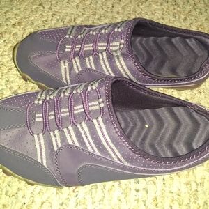 Outdoorsy hiking slip-on shoes in purple/grey